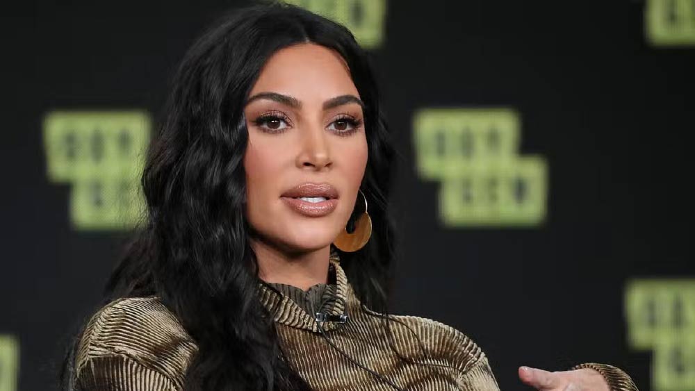 তিনি আরও জানান, কিম নেটমাধ্যমে তাঁর গয়নার ছবি দিচ্ছিলেন। সেই ছবিগুলো দেখে ইউনিসরা জানতে পারেন, কিম প্যারিসের কোন হোটেলে রয়েছেন।