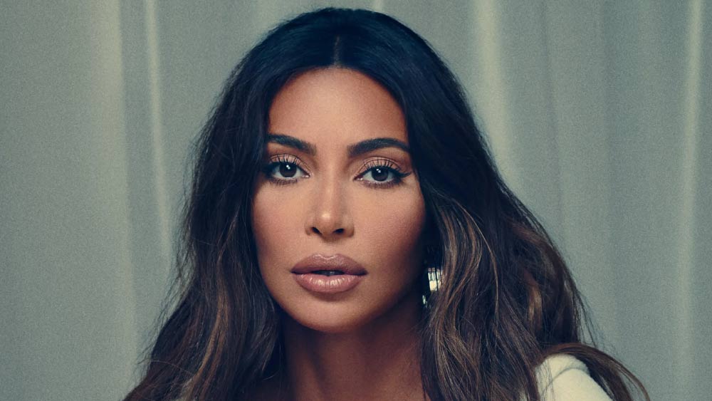 পরে ওই হোটেলেই গিয়ে ওঠেন ইউনিসরা। সঠিক সময় বুঝে পুলিশের সাজে কিমের ঘরে ডাকাতি করতে ঢোকেন তাঁরা।