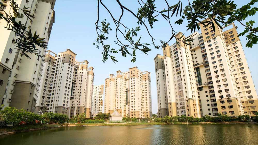 ফ্ল্যাশ ব্যাক: টালিগঞ্জের ডায়মন্ড সিটি। ১,৬৫০ বর্গফুটের শীতাতপ নিয়ন্ত্রিত বিলাসবহুল ফ্ল্যাট। যাতায়াতের জন্য গ্যারেজে রাখা বহুমূল্য গাড়ি। মাস ঘুরতেই ঠিকানা বদলে যায় মডেল-অভিনেত্রীর।