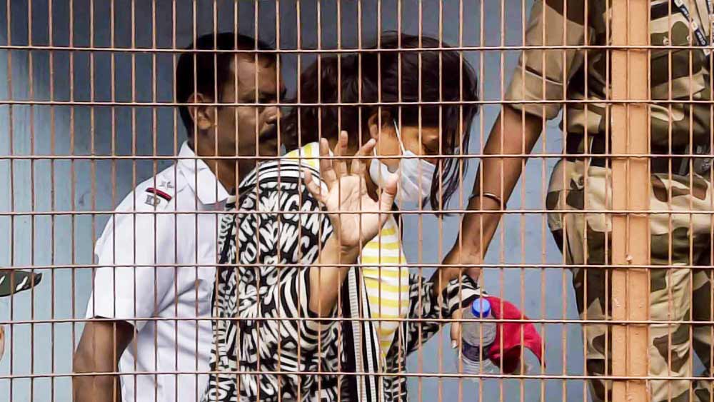 কাট টু আলিপুর মহিলা সংশোধনাগার। বর্তমান ঠিকানা ৩০০ বর্গফুটের একটি হলঘর। এসি নয়, মাথার উপর রয়েছে তিনটি সিলিং ফ্যান মাত্র। দিনরাতের সঙ্গী আলিপুর মহিলা সংশোধনাগারে থাকা আরও ১৯ জন বন্দি। ১৯ জনের মধ্যে কেউ খুনের আসামি, কেউ বা মাদক পাচারে অভিযুক্ত।