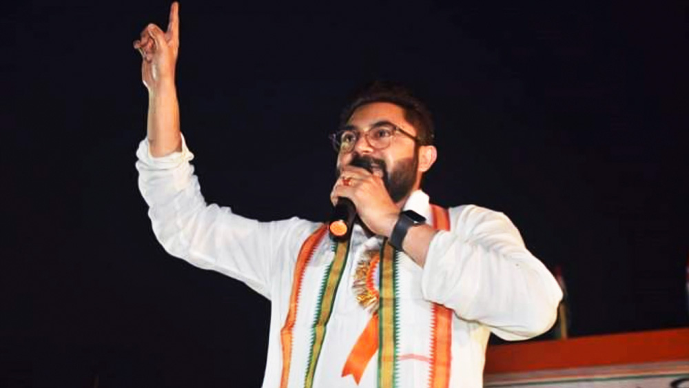 সোহম আরও জানান, একসঙ্গে অভিনয় করলেও জানা সম্ভব নয় ব্যক্তিগত জীবনে কে কী করছেন৷ বর্তমান বিধায়ক সোহমের সঙ্গে কোন ছবিতে কাজ করেছিলেন অর্পিতা?