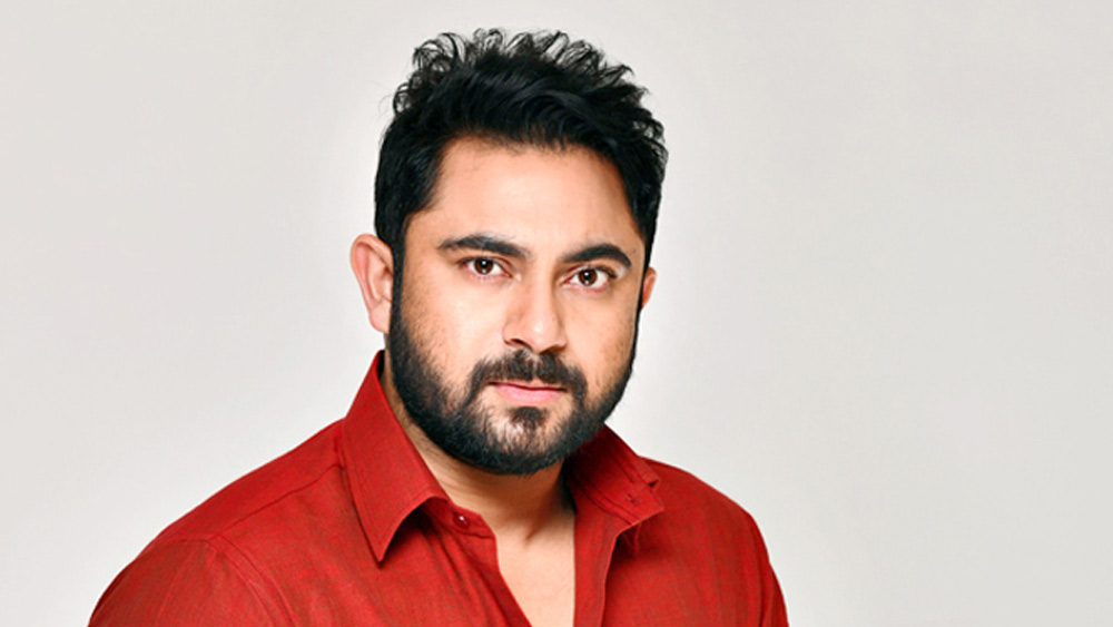 সোহম ছাড়াও এই ছবিতে মুখ্য চরিত্রে অভিনয় করেছিলেন ইন্দ্রাণী হালদার, অভিষেক চট্টোপাধ্যায়। ছিলেন অভিনেত্রী স্বর্ণকমল দত্তও।