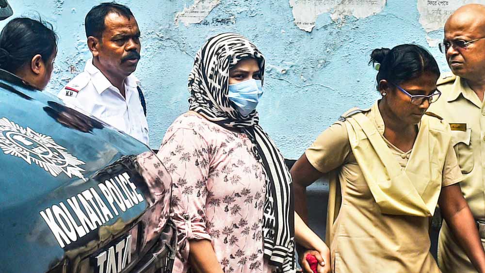 অর্পিতার আইনজীবী নীলাদ্রিশেখর ভট্টাচার্য জানিয়েছেন, অর্পিতার বন্ধু, পরিচিত বা পরিজনেরা কেউই যোগাযোগ করছেন না। প্রথম দিকে তা-ও কয়েক জন যোগাযোগ রাখছিলেন। কিন্তু তাঁরাও এখন যোগাযোগ ছিন্ন করে দিয়েছেন।