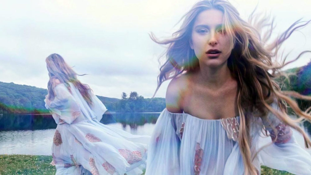 আমি খানিকটা অদ্ভুত— নিজের জীবনের উপাখ্যান তুলে ধরতে গিয়ে এ ভাবেই মনের কথা শোনালেন অ্যাপলের প্রাক্তন সহ-প্রতিষ্ঠাতা স্টিভ জোবসের কন্যা ইভ।