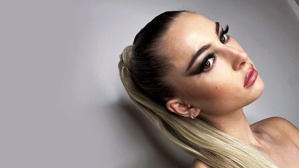 মডেলিংয়ের পাশাপাশি অশ্বারোহীর ভূমিকাতেও তাক লাগিয়েছেন ইভ।