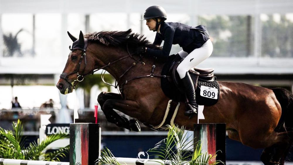  চমকে দেওয়ার মতোই অবশ্য কাণ্ড করেছেন ইভ। মাত্র ছ’বছর বয়সে ঘোড়ার পিঠে চড়ে দৌড় শুরু করেছিলেন জোবস-তনয়া।