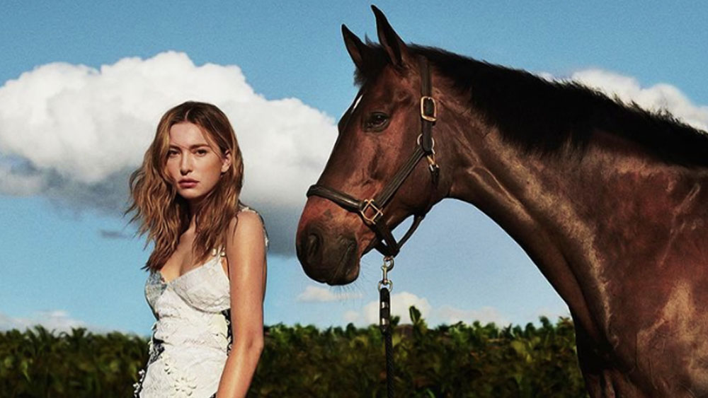 ওই ম্যাগাজিনকে দেওয়া সাক্ষাৎকারে ইভ জানিয়েছেন, ঘোড়দৌড়ের প্রতিযোগিতা বেশ কঠিন। কারণ, একটা পশুর সঙ্গে তাল মেলাতে হচ্ছে তাঁকে।