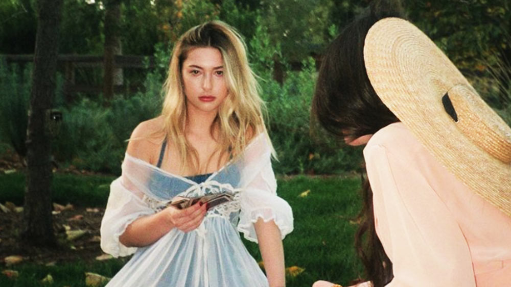 স্ট্যানফোর্ডের এই প্রাক্তনী তাঁর মডেল হওয়ার কাহিনিও শুনিয়েছেন ওই সাক্ষাৎকারে। মডেল হবেন, এ কথা নাকি কখনও কল্পনাও করেননি ইভ।