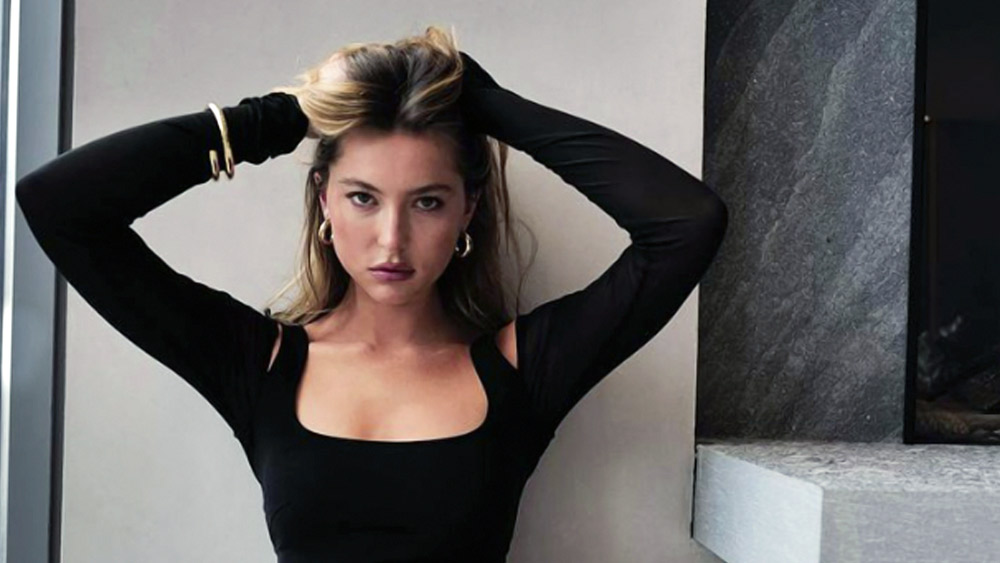 মাত্র ২৪ বছর বয়সেই কোটি কোটি টাকার মালকিন ইভ। জানা গিয়েছে, স্টিভ-তনয়ার মোট সম্পত্তির পরিমাণ প্রায় ৪০-৫০ লক্ষ ডলার।