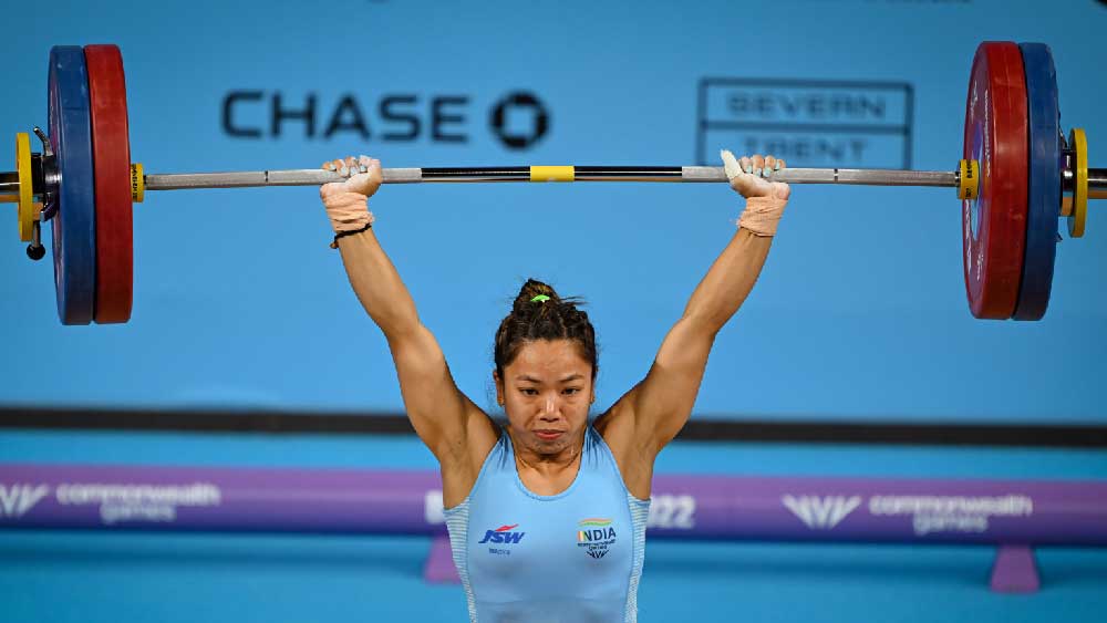 কমনওয়েলথে ভারোত্তলনে তিনটি সোনা-সহ মোট ১০টি পদক পেয়েছে ভারত। বাকি প্রতিযোগীদের কোনও লড়াইয়েই রাখেননি মণিপুরের চানু। তিনি স্ন্যাচিং ও ক্লিন এবং জার্ক বিভাগ মিলিয়ে ২০১ কেজি তোলেন। দ্বিতীয় স্থানে শেষ করা মরিশাসের মেরি রানাইভোসোয়া তোলেন ১৭২ কিলো।