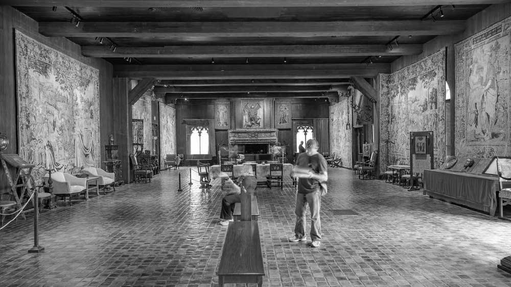 ঘটনার দিন রাতে খ্যাতনামী শিল্পীদের মোট ১৩টি শিল্পকার্য চুরি যায়। এর মধ্যে ১১টি ছবি এবং দু’টি ভাস্কর্য ছিল। এই শিল্পকর্মগুলির বর্তমান বাজারমূল্য প্রায় ৪ হাজার ৭৯১ কোটি টাকা।