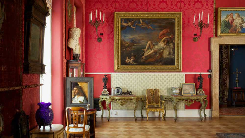 চুরি যাওয়া ছবিগুলির মধ্যে রেমব্রাঁর তিনটি, এডগার ডেগাসের পাঁচটি, ভার্মিরের একটি, এডুয়ার্ড ম্যানের একটি এবং গোভার্ট ফ্লিঙ্কের আঁকা একটি ছবি চুরি গিয়েছিল। ভাস্কর্যগুলির মধ্যে ছিল একটি ব্রোঞ্জের প্রাচীন চিনা পাত্র এবং একটি ফরাসি ‘ইম্পেরিয়াল ইগল’-এর মূর্তি।