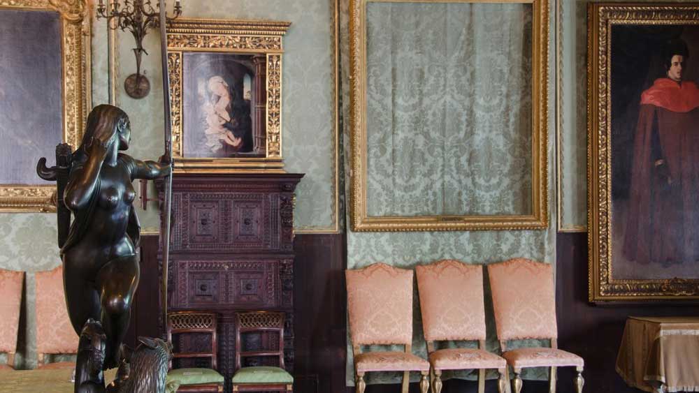 তবে এত কিছু সত্ত্বেও এখনও এই ডাকাতির ঘটনা অমীমাংসিতই রয়ে গিয়েছে। এফবিআইয়ের তরফে ডাকাতদের সন্ধান দিলে প্রথমে ৩৯ কোটি এবং পরে ৭৮ কোটি টাকার পুরস্কার ঘোষণা করা হলেও কেউ এগিয়ে এসে কোনও তথ্য দিতে পারেননি।