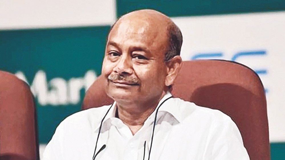 গুরু-শিষ্যের সম্পর্ক ছাড়া রাকেশ এবং আরকের মধ্যে আরও একটি সম্পর্ক ছিল। রাকেশের ভরসার পাত্রও ছিলেন তাঁর গুরু আরকে। রাকেশের মৃত্যুর পর তাঁর বিপুল সম্পত্তির দেখভাল করার জন্য অছি পরিষদের হালও ধরতে পারেন তিনি। শেয়ার বাজারের জোর জল্পনা, রাকেশের অছি পরিষদের প্রধান ট্রাস্টি হতে পারেন আরকে। কে এই আরকে?