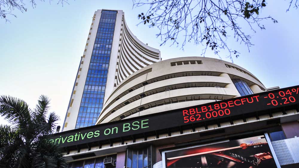 ভারতীয় শেয়ার বাজারের ‘বিগ বুল’ হিসাবে পরিচিত রাকেশের আদর্শ বন্ধু ছিলেন আরকে। তাঁর পথপদর্শকও বটে। দু’জনের মধ্যে প্রথম দেখাটা আচমকাই হয়েছিল। ১৯৮৭-’৮৮ সালে তৎকালীন বম্বে স্টক এক্সচেঞ্জের বাইরের রাস্তায়।