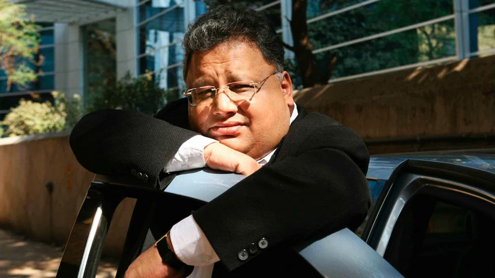 শেয়ার বাজারের বাইরের দুনিয়া চাক্ষুষ করার ক্ষেত্রেও আরকের মতাদর্শের অপরিসীম প্রভাব ছিল বলে জানিয়েছিলেন রাকেশ। তিনি বলেছিলেন, ‘‘আরকেই আমাকে শিখিয়েছিলেন যে মা-বাবার থেকে বড় জীবনে আর কিছু নেই।’’