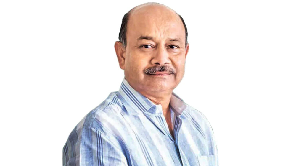 ৬৮ বছরের রাধাকিশন শিবকিশন দমানীর জীবন শুরু হয়েছিল বেশ সাদামাটা ভাবে। ছোটবেলা কেটেছে মুম্বইয়ের এক কামরার অ্যাপার্টমেন্টে। মারোয়াড়ি পরিবারের ছেলের প্রথাগত পড়াশোনা ছিল দ্বাদশ শ্রেণি পর্যন্ত। মুম্বই বিশ্ববিদ্যালয়ে বাণিজ্য বিভাগে ভর্তি হলেও বছরখানেক পর তাতে ইতি টানেন।