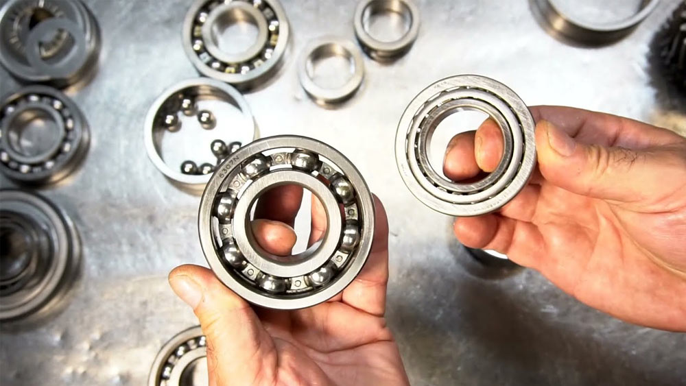 বিশ্ববিদ্যালয়ের পড়াশোনা মাঝপথে ছেড়ে নিজের বলবিয়ারিংয়ের ব্যবসা শুরু করেছিলেন আরকে। তবে বাবা শিবকিশনজি দমানীর মৃত্যুর পর সে ব্যবসাও গুটিয়ে ফেলেন তিনি। এর পর বাবার মতোই দালাল স্ট্রিটের পথে পা বাড়ান।