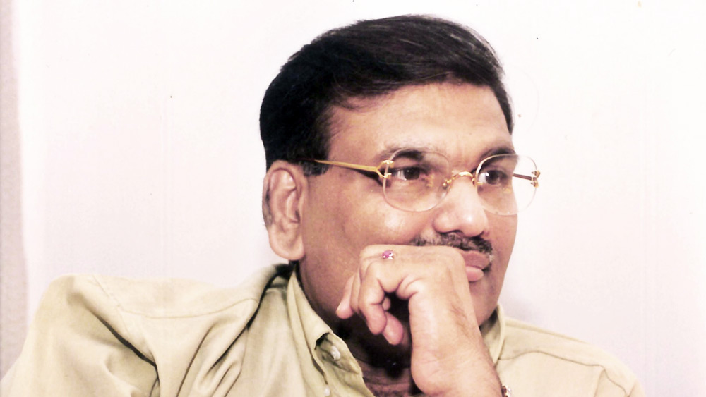 শেয়ার বাজারে বিনিয়োগের পাশাপাশি স্টক ব্রোকার হিসাবেও কাজ শুরু করেছিলেন আরকে। নব্বইয়ের দশকে হর্ষদ মেহতার শেয়ার কেলেঙ্কারির জেরে শর্ট সেলিং শেয়ারের দাম হু হু করে চড়েছিল। সে সময় ওই শেয়ারে বিনিয়োগে প্রভূত মুনাফা করেছিলেন আরকে।