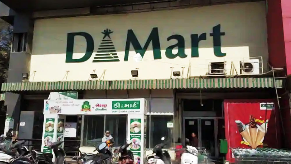 ‘ডিমার্ট’ নামের ওই হাইপারমার্কেট চেনের প্রথম স্টোর খুলেছিল ২০০২ সালে, মুম্বইয়ের পোয়াইয়ে। আট বছরের মধ্যেই আরও ২৫টি স্টোর খুলে ফেলেছিলেন আরকে। দ্রুত মুনাফা বাড়তে থাকায় ২০১৭ সালে নিজের সংস্থাকে শেয়ার বাজারে নথিভুক্ত করেন তিনি।