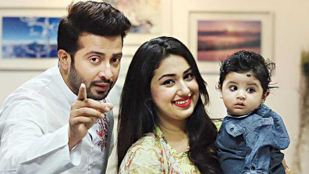 ছেলে কোলে শাকিবের সঙ্গে অপু বিশ্বাস