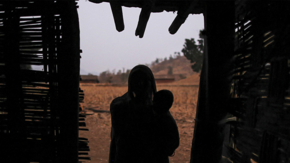 ২০০৮ সালে হৃদ্‌রোগে আক্রান্ত হয়ে মারা যান তাঁর স্বামী আত্মারাম। আত্মারামের মৃত্যুর পর সংসারে যেন অন্ধকার নেমে আসে। তাঁর দুই সন্তান ছোট। তা ছাড়া, সংসার চালানোর খরচ রয়েছে। এত খরচ কী ভাবে সামলাবেন ভেবে পাচ্ছিলেন না সবিতা।