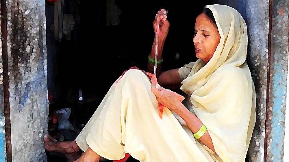 ঋণ শোধ করার সময় নাকি পেরিয়ে যাচ্ছে। ব্যাঙ্কের তরফে জানানো হয়, মোট সাত লক্ষ টাকা ফেরত দিতে হবে সবিতাকে। সব শুনে যেন বাজ পড়ে সবিতার মাথায়। এই বিষয়ে তিনি কিছুই জানতেন না।