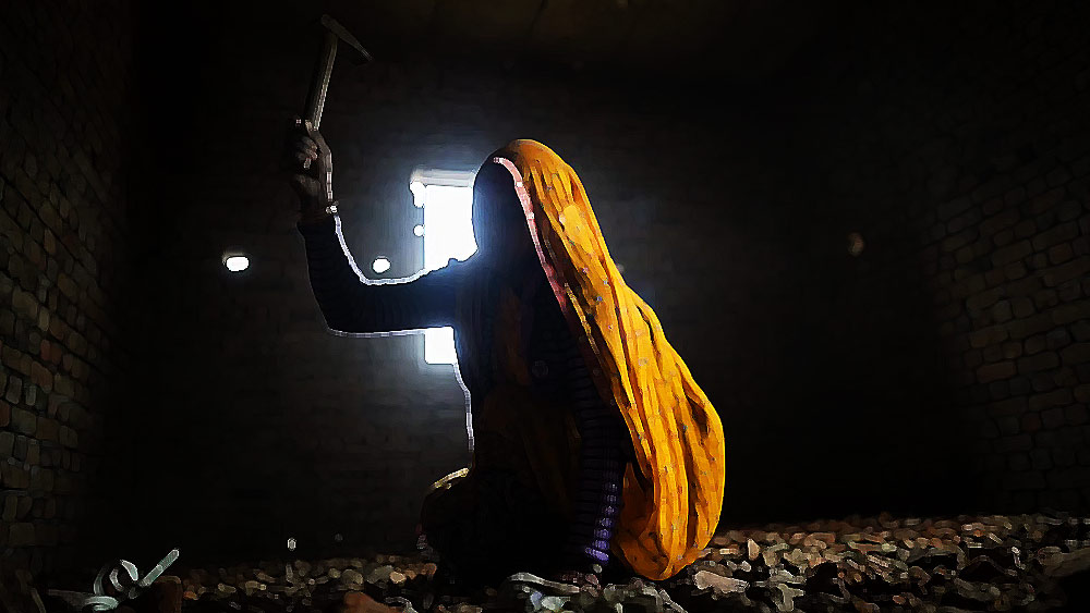 সবিতার জীবনে তখন মাত্র দু’টি লক্ষ্য। স্বামীর নেওয়া ঋণ শোধ করা এবং সংসারের খরচ সামলে ছেলেমেয়েদের প্রতিষ্ঠিত করা। সেই মুহূর্তে তাঁর জীবন অন্য দিকে মোড় নিল।