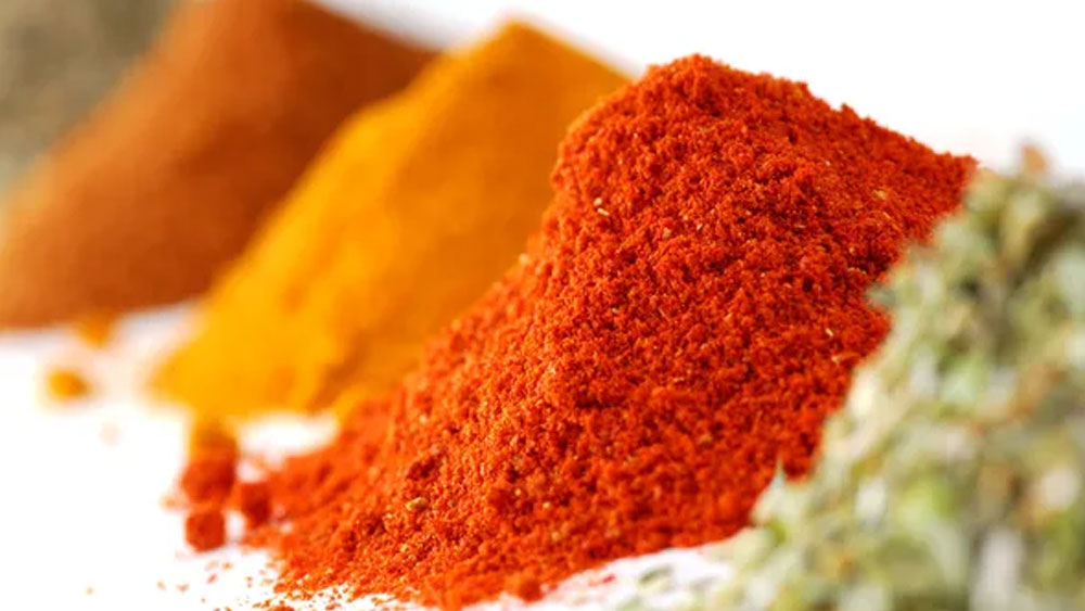 কিন্তু তাঁর যাত্রা এখানেই শেষ হয়নি। সবিতা জানান, ফেব্রুয়ারি থেকে জুলাই মাস পর্যন্ত বাজারে উন্নত মানের মশলা পাওয়া যায়। সেই সময় তাঁর বিক্রিও হয় বেশি। বছরের বাকি সময়ে তিনি নানা ধরনের সব্জি বিক্রি করে থাকেন।