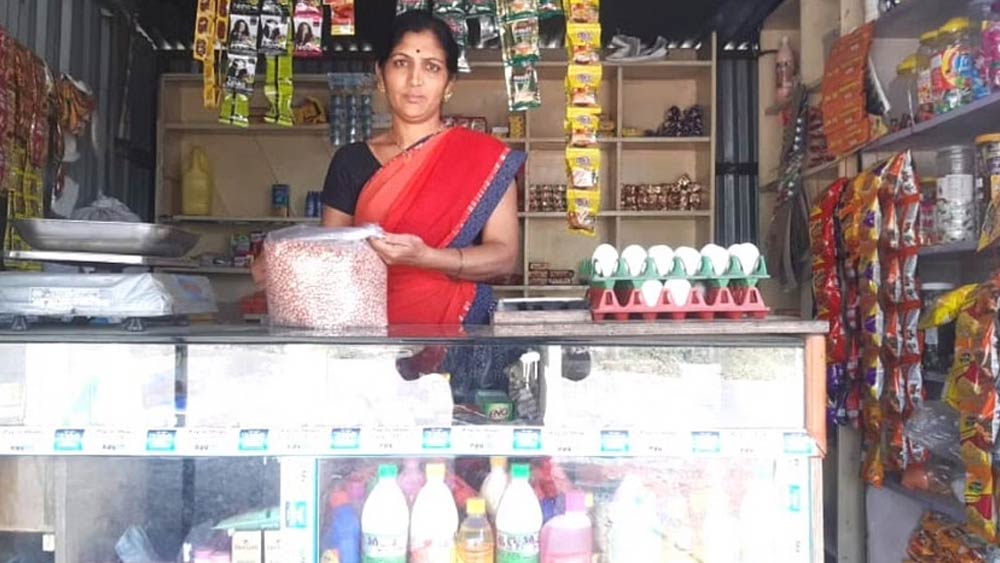 মেয়ের নামে একটি মুদির দোকানও খোলেন তিনি। মশলার বাজারে যখন মরা মরসুম, তখন এই দোকান থেকেই আয় করেন সবিতা।