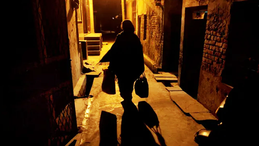 তিনি নিজের অভিজ্ঞতা থেকে জানান, খারাপ সময়ে আত্মীয়-পরিজন কেউ পাশে থাকেন না। তিনি একা পরিশ্রম করেই আজ এই জায়গায় নিজেকে দাঁড় করিয়েছেন। ভোর ৫টা থেকে কাজ শুরু করে মাঝরাতে বিশ্রাম নিতে যেতেন সবিতা।