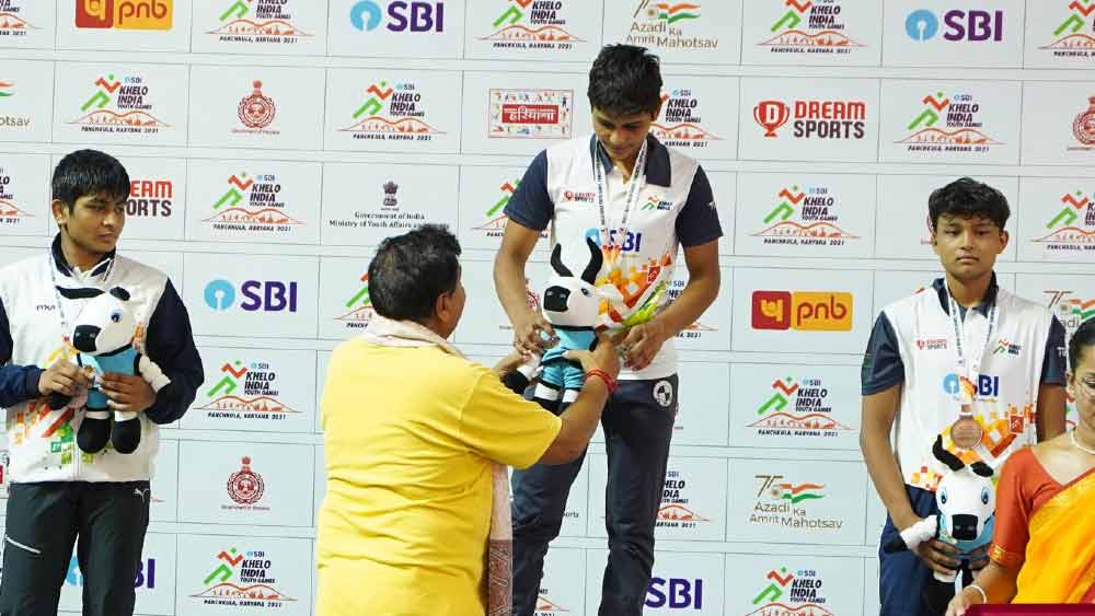 চতুর্থ সন্তানও মেয়ে হওয়ায় পঙ্ঘল পরিবারের অন্য সদস্যরা অখুশি হলেও, অন্তিমের বাবা-মা কিন্তু বরাবরই তাঁকে আগলে রেখেছেন। তাঁর সমস্ত ইচ্ছাপূরণে সমর্থন করেছেন। 