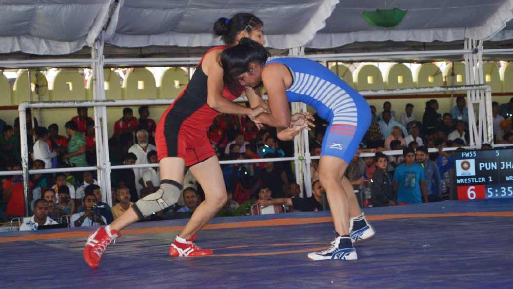 মেয়ের কুস্তির প্রতি টান আছে বোঝার পর রামনিবাসও অন্তিমকে একটি আখড়ায় ভর্তি করিয়ে দেন। অন্তিম বলেন, “আমি সব সময়ই কুস্তি করতে চাইতাম। বাবাকে খাবার দিতে যাওয়া-আসার সময় গ্রামের ছেলেমেয়েদের কুস্তি করতে দেখে বেশ ভাল লাগত।”