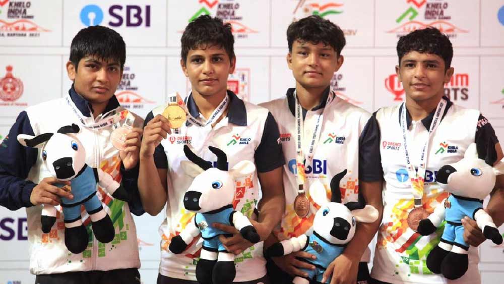 হিসারে একটি ঘর ভাড়া নিয়ে প্রশিক্ষণের জন্য মেয়েকে একটি আখড়ায় ভর্তি করিয়েছিলেন রামবিলাস। ২০১৫ সাল থেকে কোচ রোশনী দেবীর কাছে প্রথম কুস্তি শেখা শুরু করেন অন্তিম।