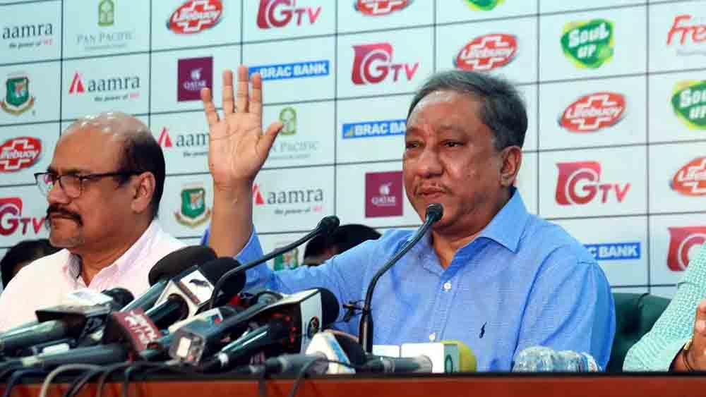 সাংবাদিক বৈঠকে নাজমুল হাসান।