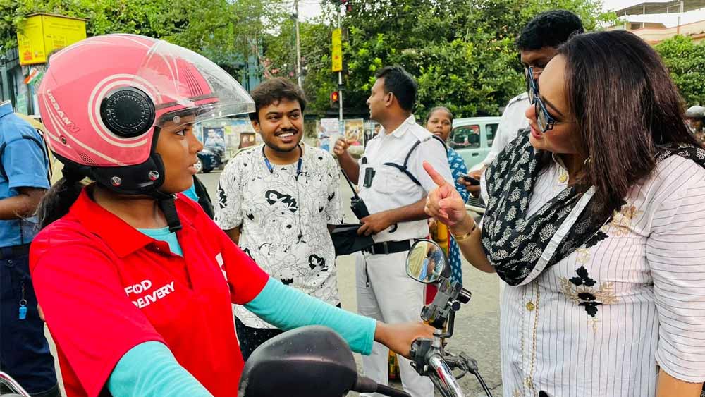 বুধবার সকালে যাদবপুর থানার মোড়ের এই কনস্টেবলকে দেখে হকচকিয়ে গিয়েছেন অনেকেই।