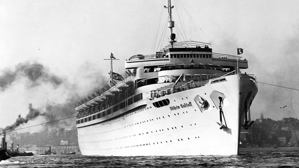 সাল ১৯৪৫। এই সময়েই বাল্টিক সাগরের মাঝে যাত্রিবোঝাই জাহাজ তৎকালীন সোভিয়েত রাশিয়ার আক্রমণের মুখে পড়ে। টর্পেডোর আঘাতে জাহাজটি মাঝসমুদ্রে ডুবে যায়। সমুদ্রের বরফজলে জমে মারা গিয়েছিলেন হাজার হাজার মানুষ। ‘ভিলহেল্ম গাস্টলফ’ জাহাজডুবির ঘটনা আজও বিভীষিকাময়।