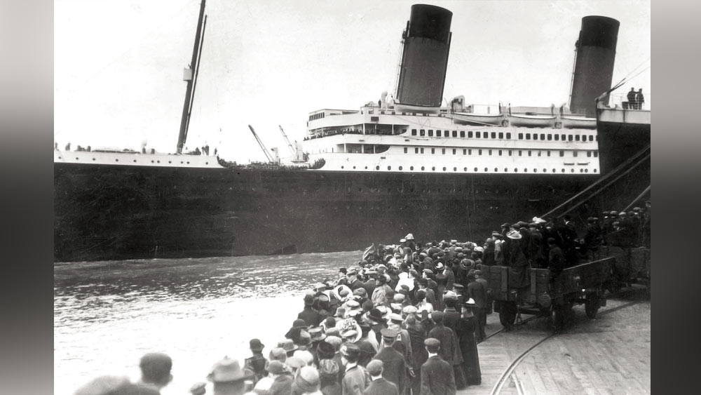 ‘টাইটানিক’। সেই সময় বিশ্বের সবচেয়ে বড় জাহাজ। এই জাহাজ দেখার জন্য বন্দরে ভিড় করেছেন মানুষ। ১৯১২ সালে বিশ্ববাসীকে অবাক করে প্রথম যাত্রা শুরু করে ‘টাইটানিক’। কিন্তু এটাই যে তার শেষ যাত্রা হবে তা কে জানত। হিমবাহের সঙ্গে ধাক্কা লেগে সমুদ্রে ডুবে যায় জাহাজটি। এই দুর্ঘটনায় মারা যান দেড় হাজার জন। তবে জাহাজডুবির এই ঘটনার তিন দশক পর বাল্টিক সাগরের বুকে আরও এক জাহাজডুবি ঘটে যা ‘টাইটানিক’-এর থেকেও ভয়ঙ্কর।