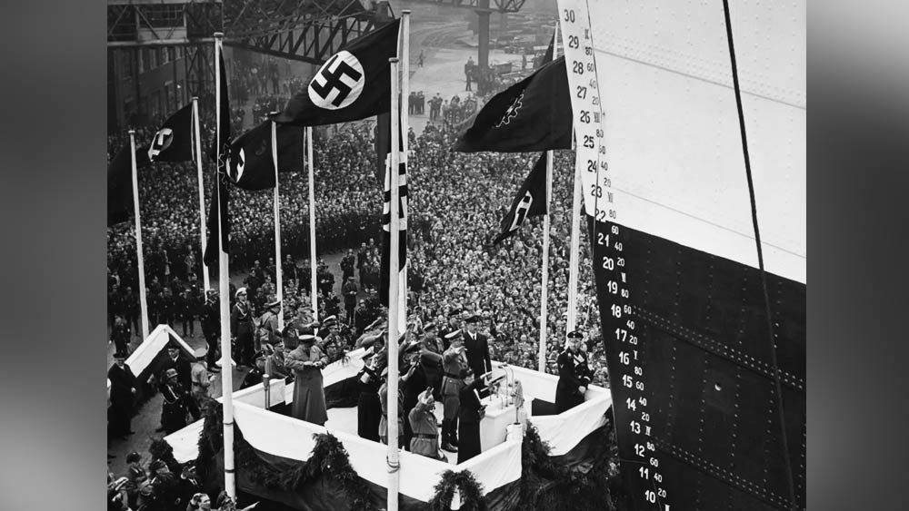 প্রথমে ক্রুজ জাহাজ হিসাবে এই জাহাজটি ব্যবহার করা হত। নাৎসি দলের সদস্যদের মধ্যে কেউ কোনও অনুষ্ঠানের আয়োজন করলে এই ক্রুজটি সেজে উঠত। শুধু তা-ই নয়, ১৯৩৮ সালের ১০ এপ্রিল এই জাহাজটি ভোটকেন্দ্র হিসাবেও ব্যবহৃত হয়েছিল। অস্ট্রিয়ার সংযোজন নিয়ে ইংল্যান্ডের জার্মান এবং অস্ট্রীয় নাগরিকেরা এই জাহাজেই ভোট দিতে এসেছিলেন।