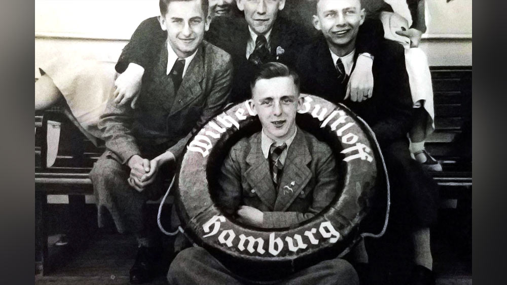 বিশ্ব ইতিহাসের পাতায় তখন নিজের নাম লিখতে শুরু করেছে ‘অপারেশন হ্যানিবল’। সাবেক সোভিয়েত রাশিয়ার ভয়ে নিজেদের দেশ ছেড়ে অনেকে তখন একটি নিরাপদ আশ্রয়ের খোঁজে। বন্দরে জাহাজের সারি। যাত্রীদের ভিড় উপচে পড়ছে। সেই সময় আবার নিজের ভূমিকা বদলে যাত্রিবাহী জাহাজে পরিণত হয় ভিলহেল্ম।