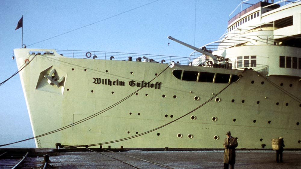 ক্যাপ্টেন ফ্রেডরিক পিটারসন নির্দেশ দেন, মাঝসমুদ্রে জাহাজ নিয়ে যেতে। এতে প্রাকৃতিক দুর্যোগের আশঙ্কা থাকলেও সোভিয়েত আক্রমণের হাত থেকে বাঁচা যাবে। জাহাজে যে সেনা কম্যান্ডার ছিলেন, তিনি ক্যাপ্টেনের এই নির্দেশে রাজি হননি। 