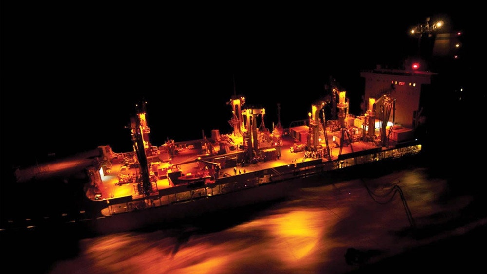 দু’জনের বাকবিতণ্ডা চলাকালীন পিটারসনকে জানানো হয়, জার্মানির একটি বিস্ফোরক অনুসন্ধানকারী জাহাজ তাদের দিকে এগিয়ে আসছে। জাহাজের আলো না জ্বালালে দুই জাহাজের সংঘর্ষে ভয়ানক বিপদ ঘটতে পারে। বিপদ থেকে বাঁচতে আলো জ্বালানোর নির্দেশ দেন পিটারসন।