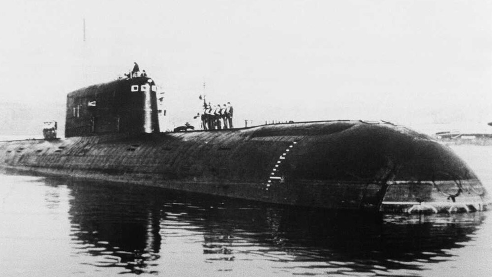 এই নির্দেশে নিজের বিপদ নিজেই ডেকে আনেন পিটারসন। দূর থেকে যাকে জার্মানের বিস্ফোরক অনুসন্ধানকারী জাহাজ ভেবে আলো জ্বালানো হয়েছিল, তা আসলে ছিল রাশিয়ান এস-১৩ সাবমেরিন। আলো জ্বালিয়ে শত্রুপক্ষের হাতে নিজে থেকেই ধরা দেয় ‘ভিলহেল্ম গাস্টলফ’।