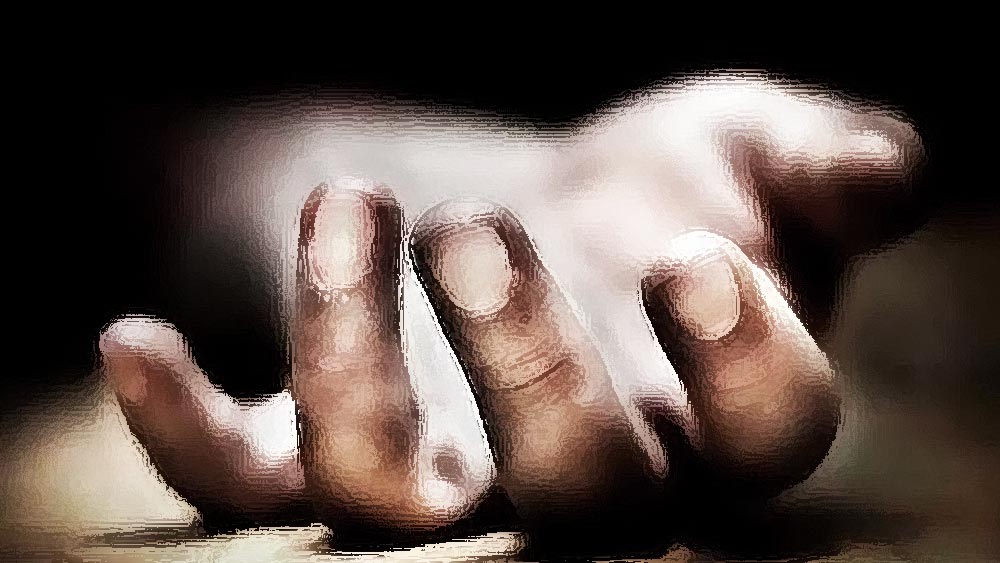 যাত্রীদের মধ্যে শোরগোল পড়ে যায়। প্রাণ বাঁচানোর জন্য সবাই ছোটাছুটি আরম্ভ করেন। অনেকে সেই ধাক্কায় মাটিতে পড়ে যান। কিন্তু যাত্রীরা তাঁদের উপর দিয়েই দৌড়ে যান। পদপিষ্ট হয়ে ঘটনাস্থলেই মারা যান অনেকে।