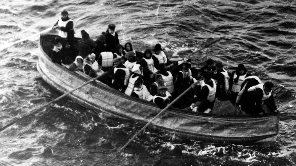 সংঘর্ষের ফলে জাহাজটি এক দিকে ঝুঁকে পড়ে। তাই সে দিকে বাঁধা একটিও লাইফবোট জলে নামানোর মতো অবস্থায় ছিল না। শেষ পর্যন্ত ন’খানা লাইফবোট জলে নামানো হলে তাতে ওঠার জন্য যাত্রীরা নিজেদের মধ্যে মারপিট শুরু করে দেন।