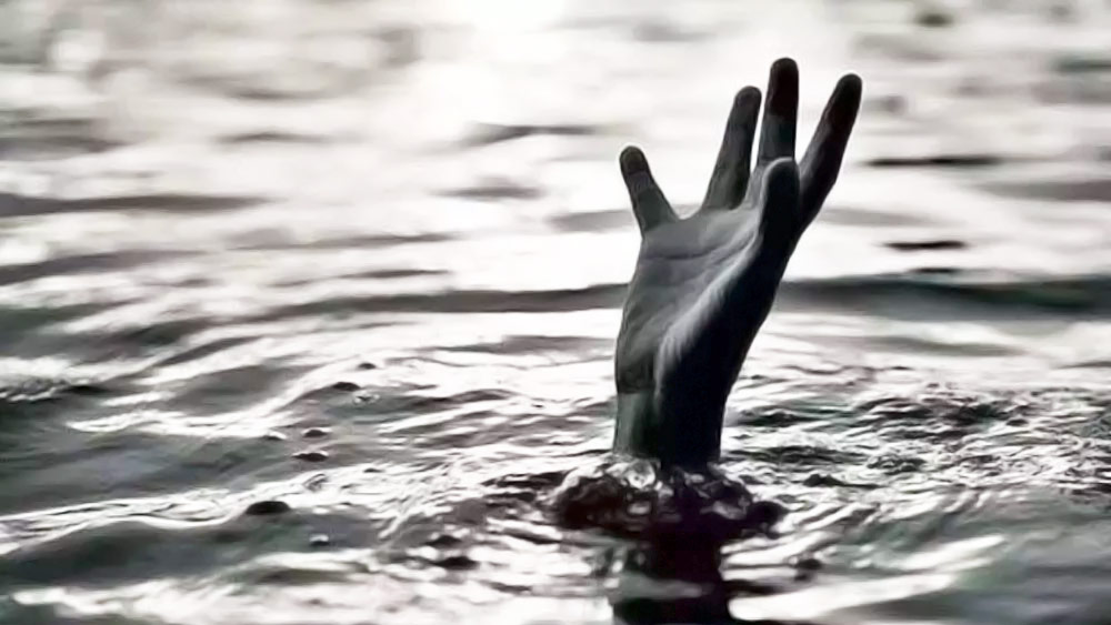 লাইফবোটে উঠবেন বলে অনেকে আবার লাইফবোটগুলিকে ঘেরাও করে ফেলেন। লাইফবোটের উপর থাকা যাত্রীদের জলে ফেলে তাঁরা নিজেরা নৌকায় উঠবেন বলে একে অপরকে ধাক্কা দিতে শুরু করেন। প্রাণ বাঁচাতে দাঁড় দিয়ে মেরে তাঁদের সরিয়ে দেন লাইফবোটের যাত্রীরা। এর ফলে অনেকেই ডুবে মারা যান।