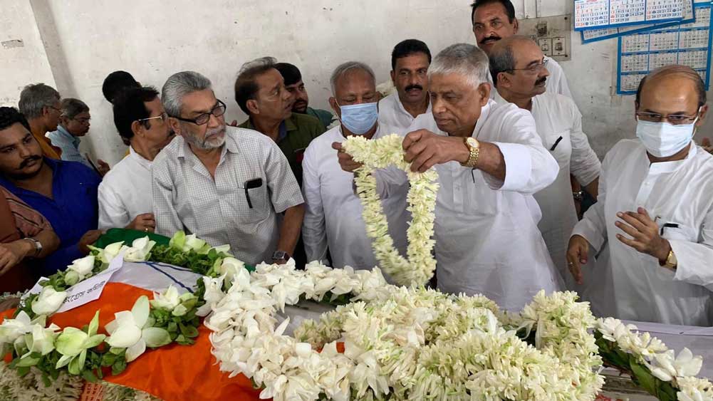 বিধান ভবনে দেবব্রত বসুর মরদেহে শ্রদ্ধা জ্ঞাপন কংগ্রেস নেতাদের।