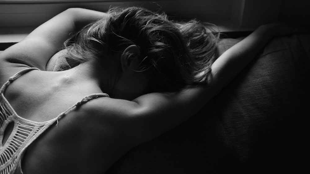 খুব ছোটবেলায় সারাকে নিয়ে গিয়ে বিক্রি করে দেওয়া হয়। এর পর থেকে বহু বার ‘মালিক’ বদল হয় সারার। 