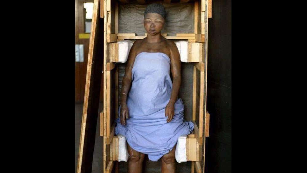 কিশোরী বয়সে তারই উপজাতির এক জনের সঙ্গে বিয়ে হয় সারার। স্বামী ছিলেন এক জন বাদ্যকার। বিয়ের পর এক সন্তানের জন্ম দেন সারা। তবে জন্মের পর পরই সেই সন্তান মারা যায়।