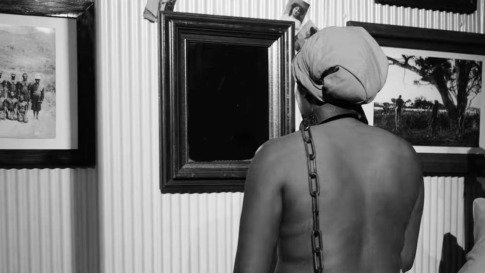 সারার যখন ১৬ বছর বয়স, তখন তাঁর স্বামীকে ডাচ ঔপনিবেশিকরা হত্যা করেন। এর পরই তাঁকে পিটার উইলেম সিজার নামে এক ব্যবসায়ীর কাছে দাস হিসাবে বিক্রি করে দেওয়া হয়।